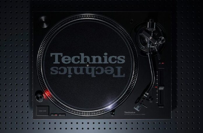 Technics SL1210MK7 Direct Drive Turntable Technics SL1210MK7