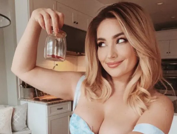 Extra cash – Woman Who Sold Her Farts In A Jar Stephanie Matto